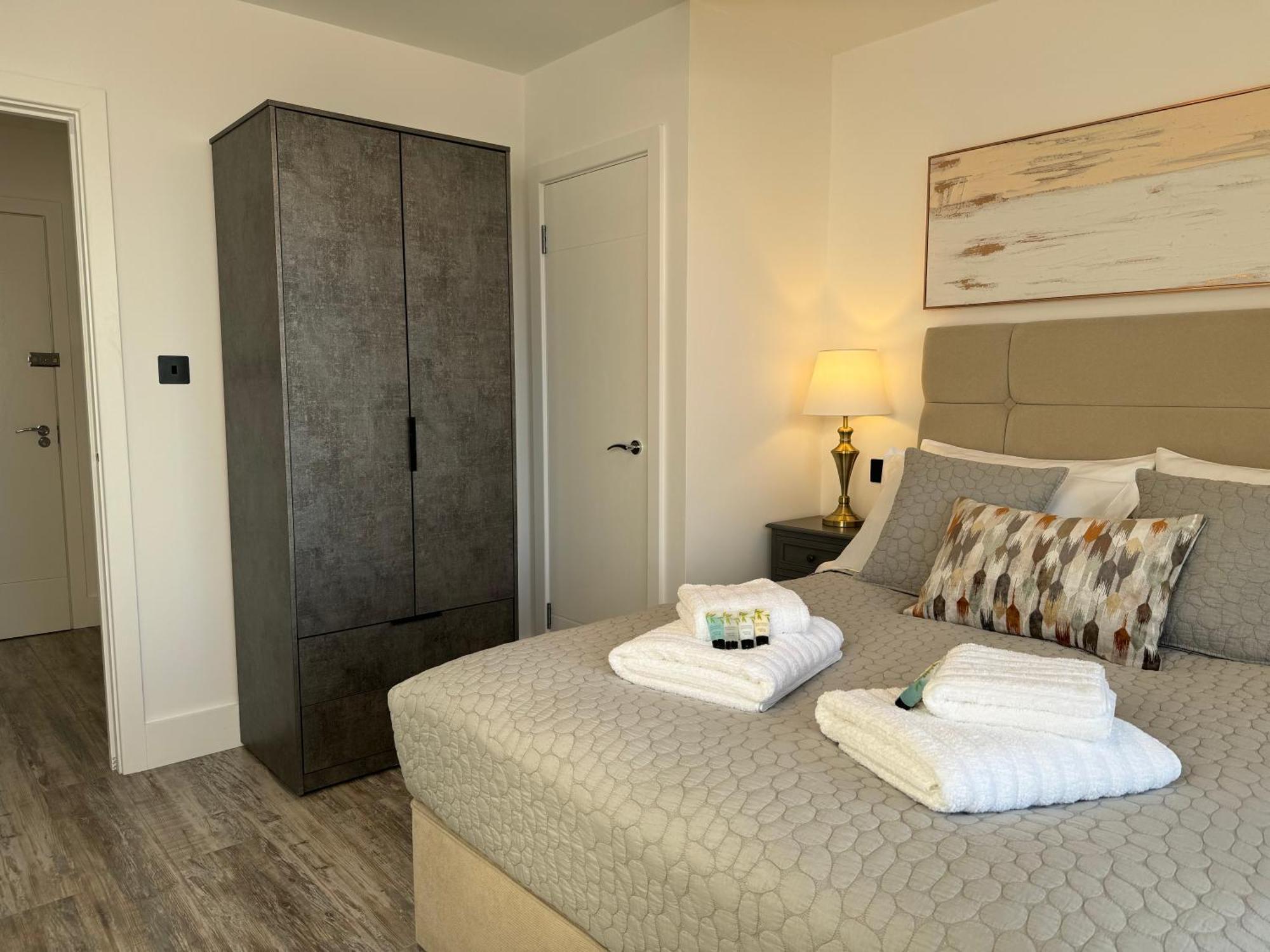 Elegant One Bedroom Apartment Swindon Eksteriør billede