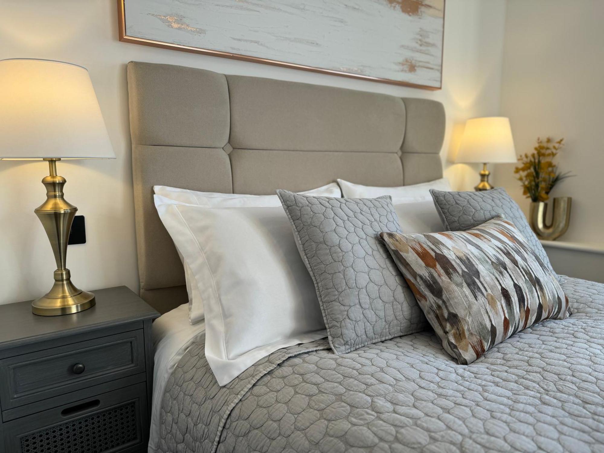 Elegant One Bedroom Apartment Swindon Eksteriør billede