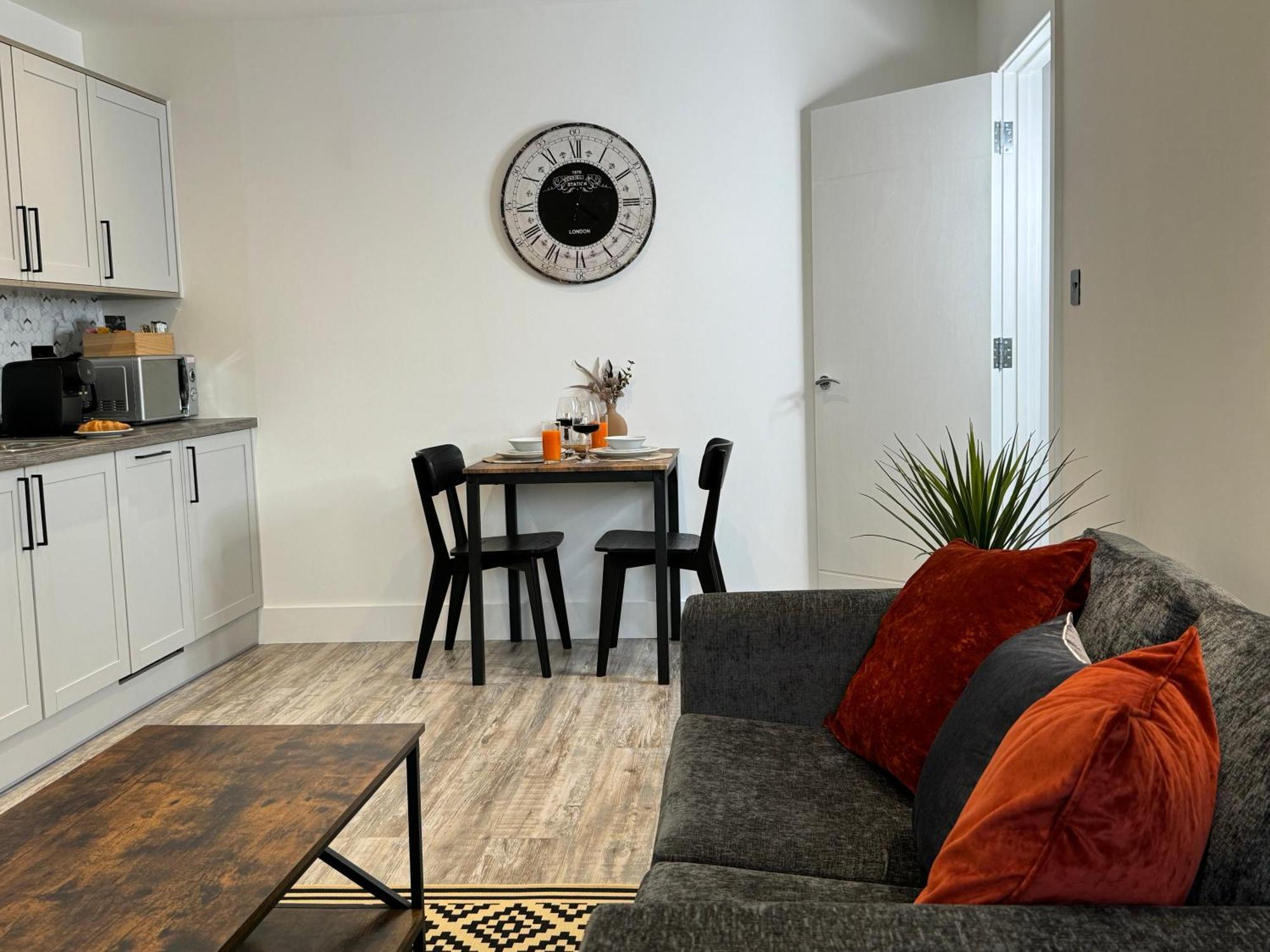 Elegant One Bedroom Apartment Swindon Eksteriør billede