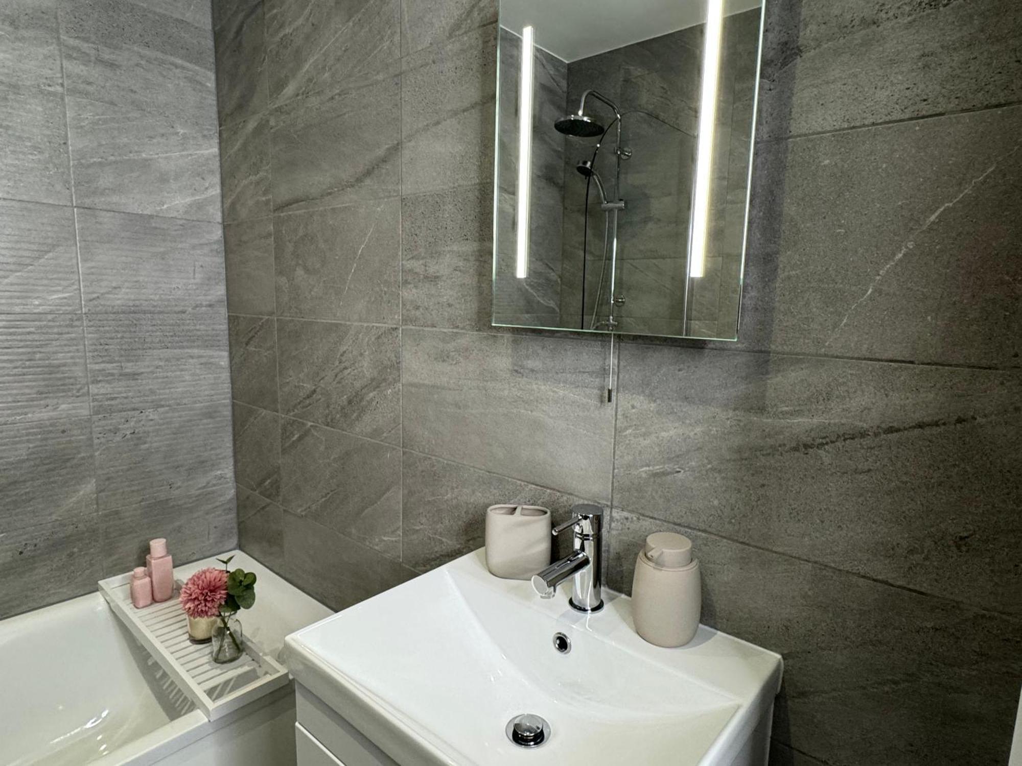Elegant One Bedroom Apartment Swindon Eksteriør billede